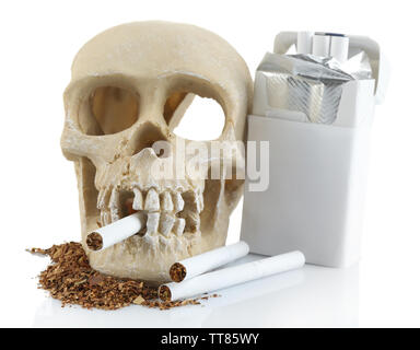 Les fumeurs de cigarettes avec scull dans sa bouche, isolated on white Banque D'Images