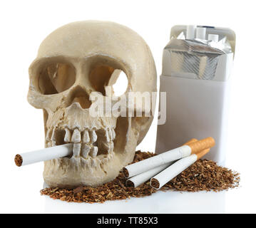 Les fumeurs de cigarettes avec scull dans sa bouche, isolated on white Banque D'Images