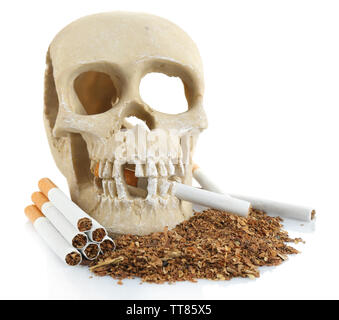 Les fumeurs de cigarettes avec scull dans sa bouche, isolated on white Banque D'Images