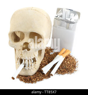 Les fumeurs de cigarettes avec scull dans sa bouche, isolated on white Banque D'Images