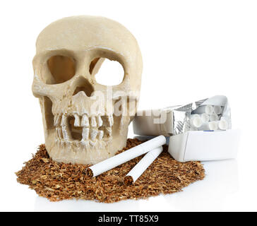 Les fumeurs de cigarettes avec scull dans sa bouche, isolated on white Banque D'Images