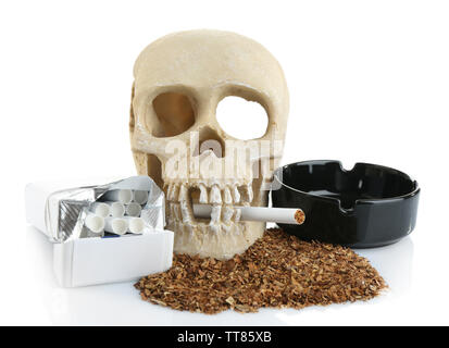 Les fumeurs de cigarettes avec scull dans sa bouche, isolated on white Banque D'Images