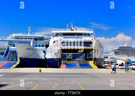 Nouveau port de Corfou,car-ferries en attendant de charger, Kerkyra, îles Ioniennes, Grèce Banque D'Images