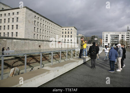 La topographie de la terreur, mur de Berlin et Detlev-Rohwedder-Haus bâtiment (anciennement le RLM / Ministère de l'air nazie en bâtiment WW2), Berlin, Allemagne. Banque D'Images