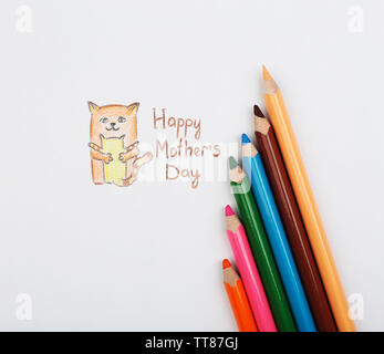 Happy Mothers Day message écrit sur papier avec des crayons close up Banque D'Images