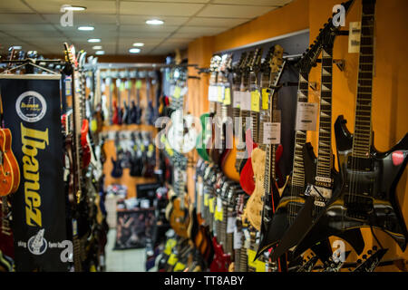 Beaucoup de guitares électriques en vente chez music store guitaristes ciel Banque D'Images