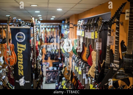 Beaucoup de guitares électriques en vente chez music store guitaristes ciel Banque D'Images