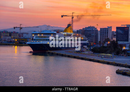 Piraaeus Port, Attica / Grèce - 3 Avril, 2019 : Blue Star Ferries' navire à passagers est amarré à la jetée du port du Pirée. Colorful sunrise Banque D'Images