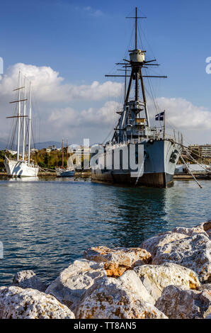 Athènes, Attique / Grèce - 4 janvier 2014 : Georgios Averof est une modification Pise-classe croiseur cuirassé construit en Italie pour la Royal Navy hellénique Banque D'Images