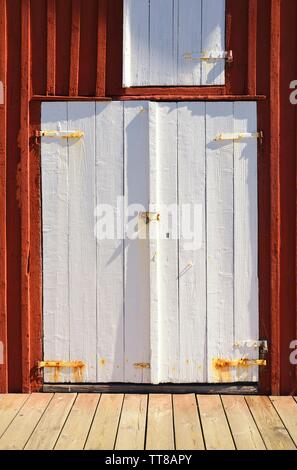 Vieille porte de garage en bois gris Banque D'Images