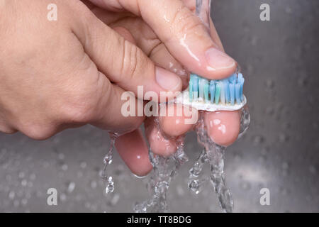 Brosse de lavage des mains à l'eau courante, gros plan Banque D'Images