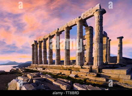 Cap Sounion, Attique / Grèce. Le Temple de Poséidon au cap Sounion. De soleil colorés avec de beaux ciel nuageux. Heure d'or Banque D'Images