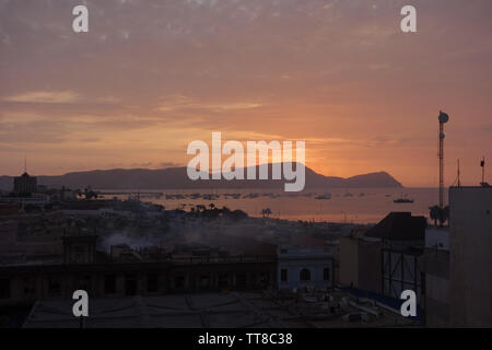 Coucher de soleil sur le port de Callao. Lima, Pérou Banque D'Images