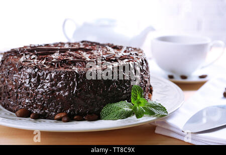 Délicieux gâteau au chocolat avec une tasse de thé sur la table close up Banque D'Images