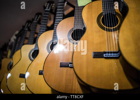 Guitare classique espagnole sur le mur d'un magasin de musique en vente Banque D'Images