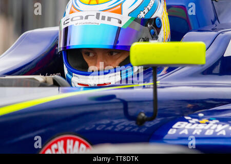 Zane Maloney, pilote automobile barbadienne attend dans sa voiture. La formule 4 paddock, avant de pouvoir bénéficier à Brands Hatch Banque D'Images