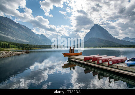 1 septembre 2018, le canoë sur le lac de Swift Current, réflexions, Glacier National Park, Montana Banque D'Images