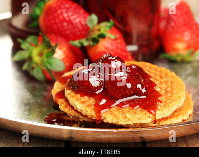 Gaufrettes avec confiture de fraise et de baies sur le bac close up Banque D'Images