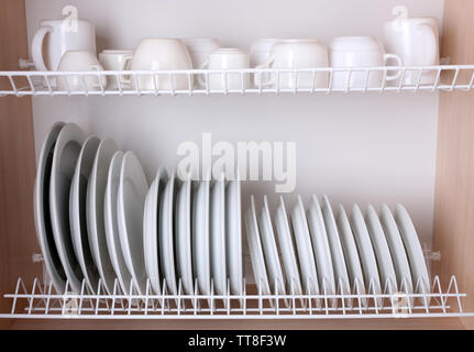 Nettoyer la vaisselle sécher à plat sur une étagère rack métal Banque D'Images