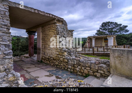 Palais de Knossos, Crète / Grèce. Entrée sud, couloir avec le Prince de la fresque au Lys le site archéologique de Knossos. Banque D'Images