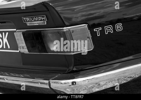 L'arrière droit quart de Classic vintage Triumph TR6 voiture de sport en noir et blanc. Banque D'Images