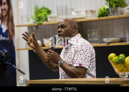 Ainsley Harriott est aussi interviewé sur la BBC Good Food Show scène et divertissant la foule. Banque D'Images