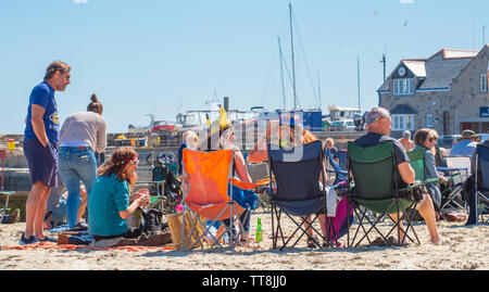 Lyme Regis, dans le Dorset, UK. 15 Juin, 2019. Météo France : la foule des musiciens et visiteurs affluent à la plage Profitez d'un après-midi de la musique comme les guitares annuel sur l'événement sur la plage est en cours sur la plage de Lyme Regis sur un glorieux après-midi de soleil et un ciel bleu lumineux. La foule est la star du spectacle comme guitaristes de tous âges et de se réunir sur la plage effectuer ensemble en tant que 'Britain's plus gros groupe'. Les gens apprécient l'atmosphère avant d'effectuer le festival cette année, le morceau choisi "sur la plage". Credit : Celia McMahon/Alamy Live News Banque D'Images