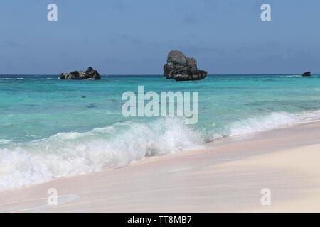 Warwick Long Bay - une plage de sable rose sur la rive sud des Bermudes Banque D'Images