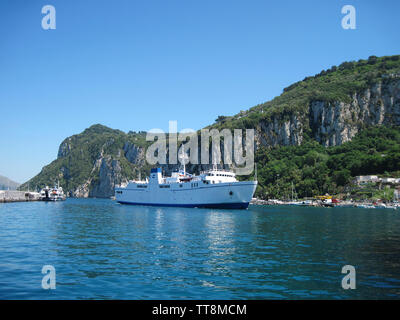 FERRY DE NAPLES À CAPRI POUR DOCK À AMALFI, côte amalfitaine, en Italie. Banque D'Images