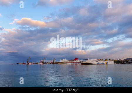 Héraklion, Crète / Grèce. De soleil colorés sur le port d'Héraklion. Deux bateaux ferry amarré à la jetée (Peiraeus - route d'Héraklion) Banque D'Images