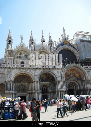 Basilique ST.MARQUE EXTÉRIEUR AVEC DE LA FEUILLE D'OR DE MOSAÏQUES ET DE PEINTURES AVEC DES TOURISTES À LA DÉCOUVERTE DE LA PIAZZA SAN MARCO, la place Saint-Marc, Venise, Italie. Banque D'Images