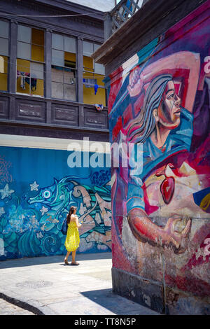 Art urbain murales dans les rues autour de monument de Callao, Lima, Pérou Banque D'Images