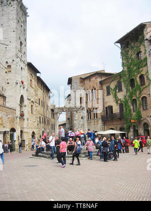 Les touristes à l'intérieur de SAM GIMIGNANO À LA RECHERCHE DANS DES MAGASINS, SAM GIMIGNANO, ITALIE. Banque D'Images