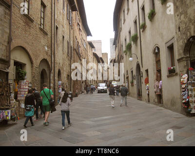 Les touristes à l'intérieur de SAM GIMIGNANO À LA RECHERCHE DANS DES MAGASINS, SAM GIMIGNANO, ITALIE. Banque D'Images