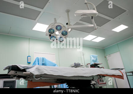 Lampe au-dessus de la table d'opération dans une salle vide Banque D'Images