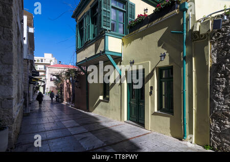 Héraklion, Crète / Grèce. Ruelle pavée étroite avec des maisons colorées au centre de la ville d''Héraklion Banque D'Images