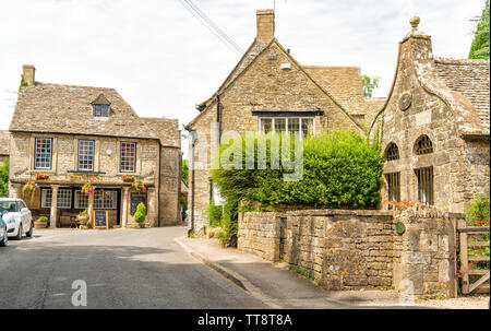 The Bear Inn et vieille prison publique dans un cadre pittoresque de Bisley village des Cotswolds, Gloucestershire, Royaume-Uni Banque D'Images