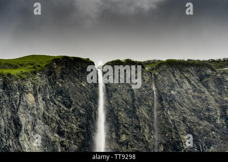 La cascade dans le Weisstannental Isengrind en Suisse cascades de la falaise sur un vert luxuriant couvert journée d'été Banque D'Images