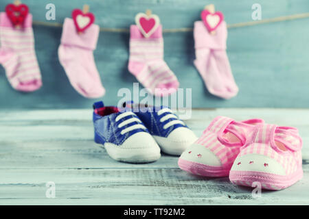 Cute toddler chaussures et chaussettes sur fond de bois Banque D'Images