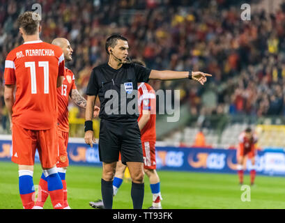 Bruxelles, Belgique - le 21 mars 2019. Arbitre roumain Ovidiu Hategan avec des joueurs de l'équipe nationale russe Anton Miranchuk et Fedor Kudryashov pendant UE Banque D'Images