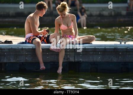 Les jeunes étudiants, hommes et femmes, en maillot, sur un quai, le lac Mendota, près de l'Université du Wisconsin Union Memorial, Madison, Wisconsin, USA Banque D'Images