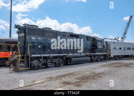 Locomotive diesel américaine. Chemin De Fer Du Sud 5044. -2 par EMD situé au musée du chemin de fer de la vallée du Tennessee Chattanooga Tennessee Banque D'Images