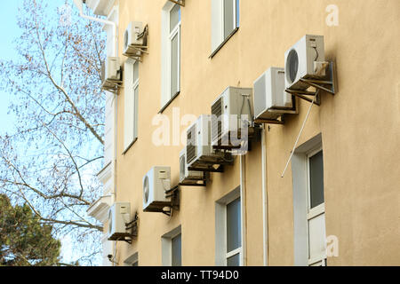 Climatiseurs de mur du bâtiment, à l'extérieur Banque D'Images