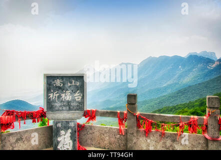 Une prière pour Taiwan et bonne chance Fu caractère contre un paysage de montagne sur le mont Song dans la province du Henan en Chine. Banque D'Images