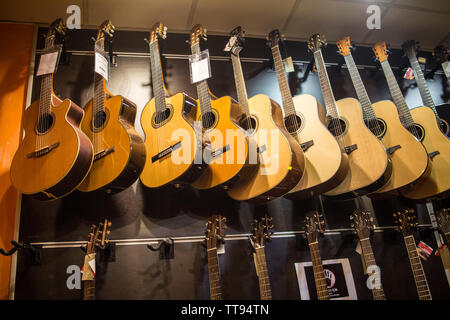 Guitare classique espagnole sur le mur pour la vente au magasin de musique Banque D'Images