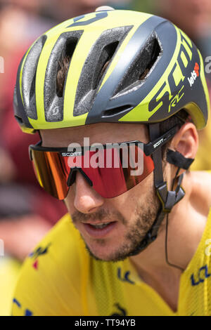 Adam Yates cycliste britannique de l'équipe cycliste de Mitchelton - Scott au Critérium du Dauphiné en 2019 chef Jesey jaune Banque D'Images