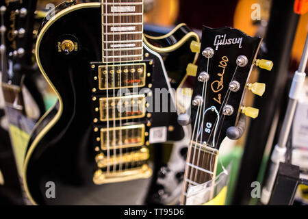 Les paul gibson sur l'étagère à music store prêt à rock and roll Banque D'Images