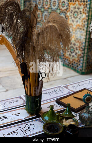 24 et outils de calligraphe arabe, Marrakech, Maroc Banque D'Images