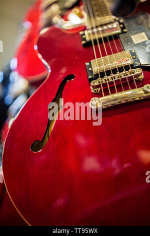 Red guitare électrique jazz hollow body Banque D'Images