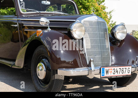 Un marron très foncé vintage 1963 DS 170 Mercedes Benz en Basse Autriche Banque D'Images